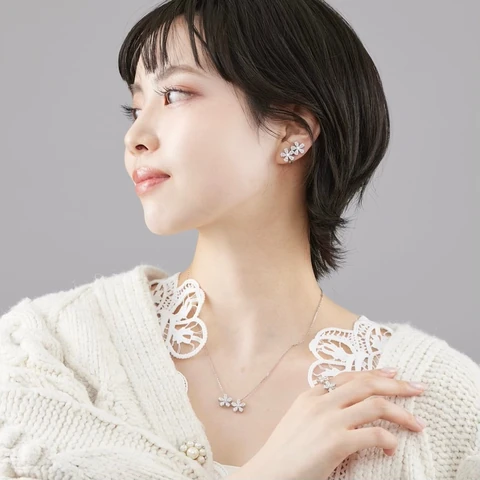Flower&butterflyのアクセサリーを身につけたスタイリング
